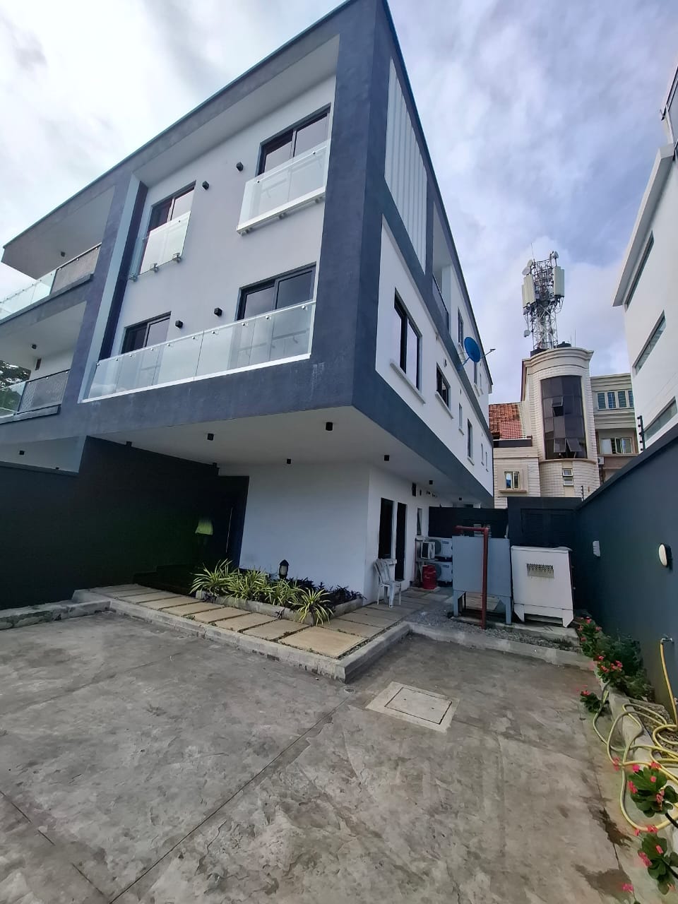 TO LET: 2-BEDROOM FURNISHED WING OF DUPLEX AT BANANA ISLAND, IKOYI