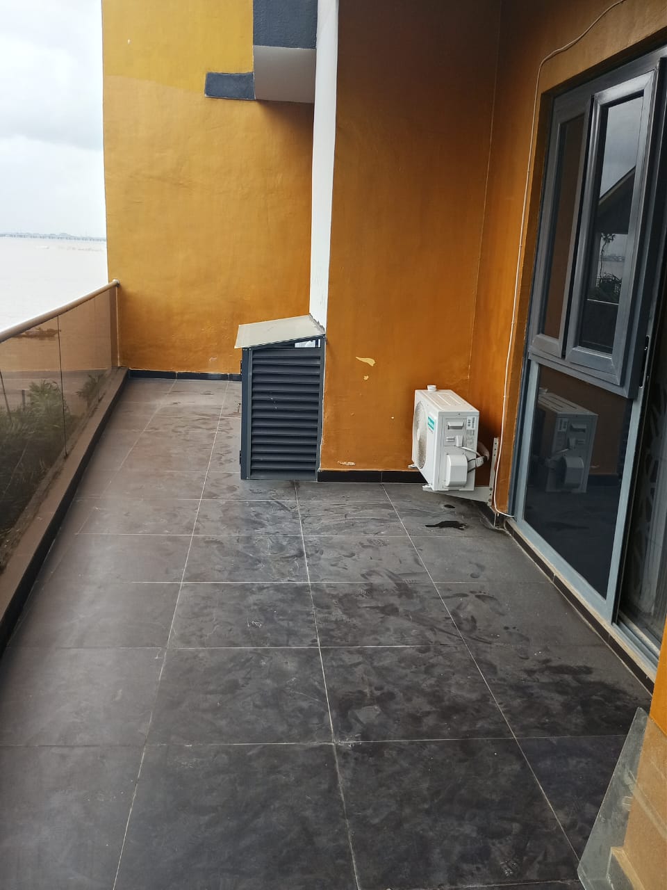 FOR SALE : 3 bed maissonnette completely finished apartment  at 1st floor Le Chateau-Block H Osborne Foreshore 2.